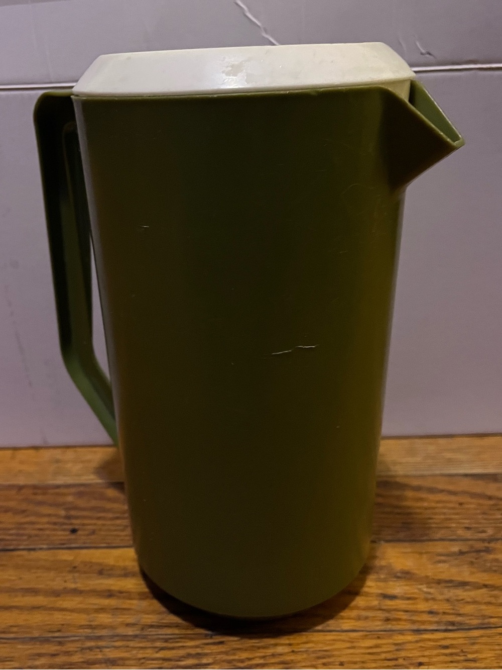 Vintage Rubbermaid avocado green pitcher 2 1/4 quart